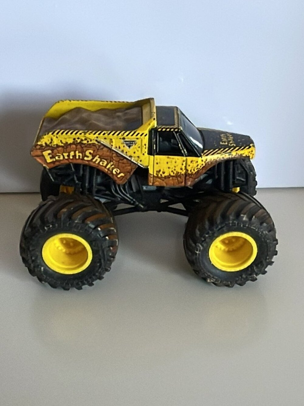 *♪ Monster Jam Truck - Spin Master - Earth Shaker - Scale 1:64 *♪